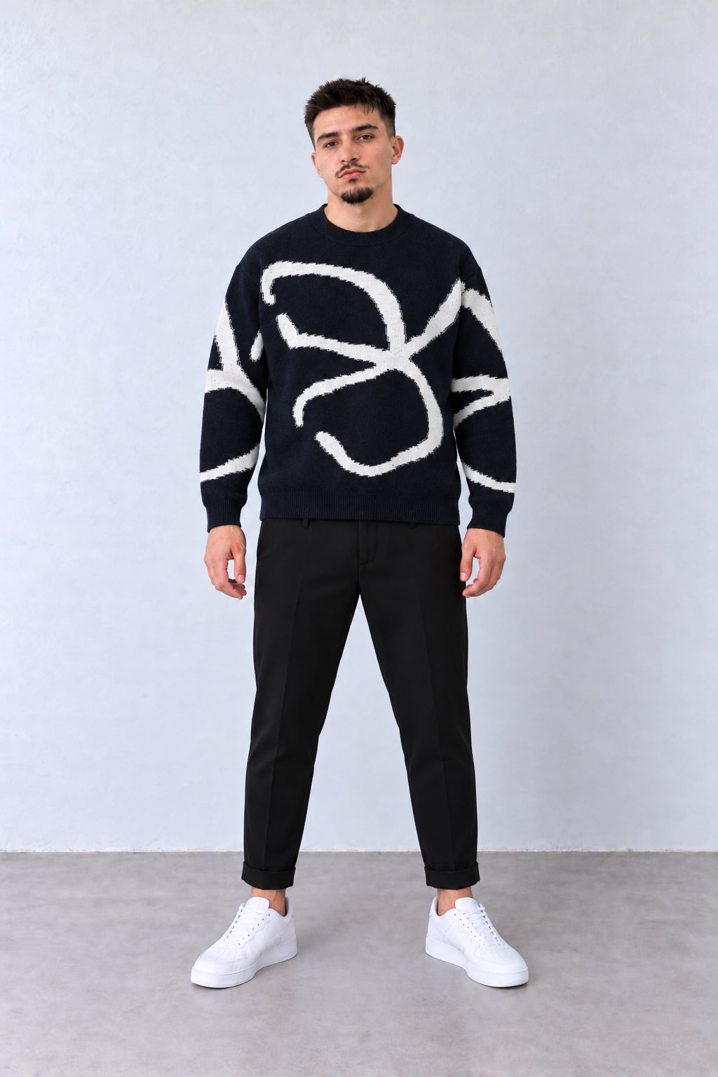 Pulover Bărbați Negru cu Model Abstract Alb, vedere pe model cu poziție alternativă a brațelor și picioarelor.