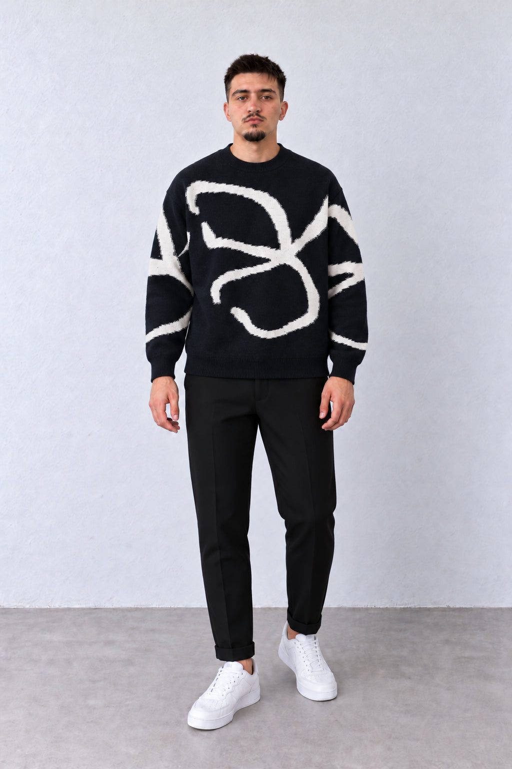 Pulover Bărbați Negru cu Model Abstract Alb, vedere integrală pe model, în postură naturală.
