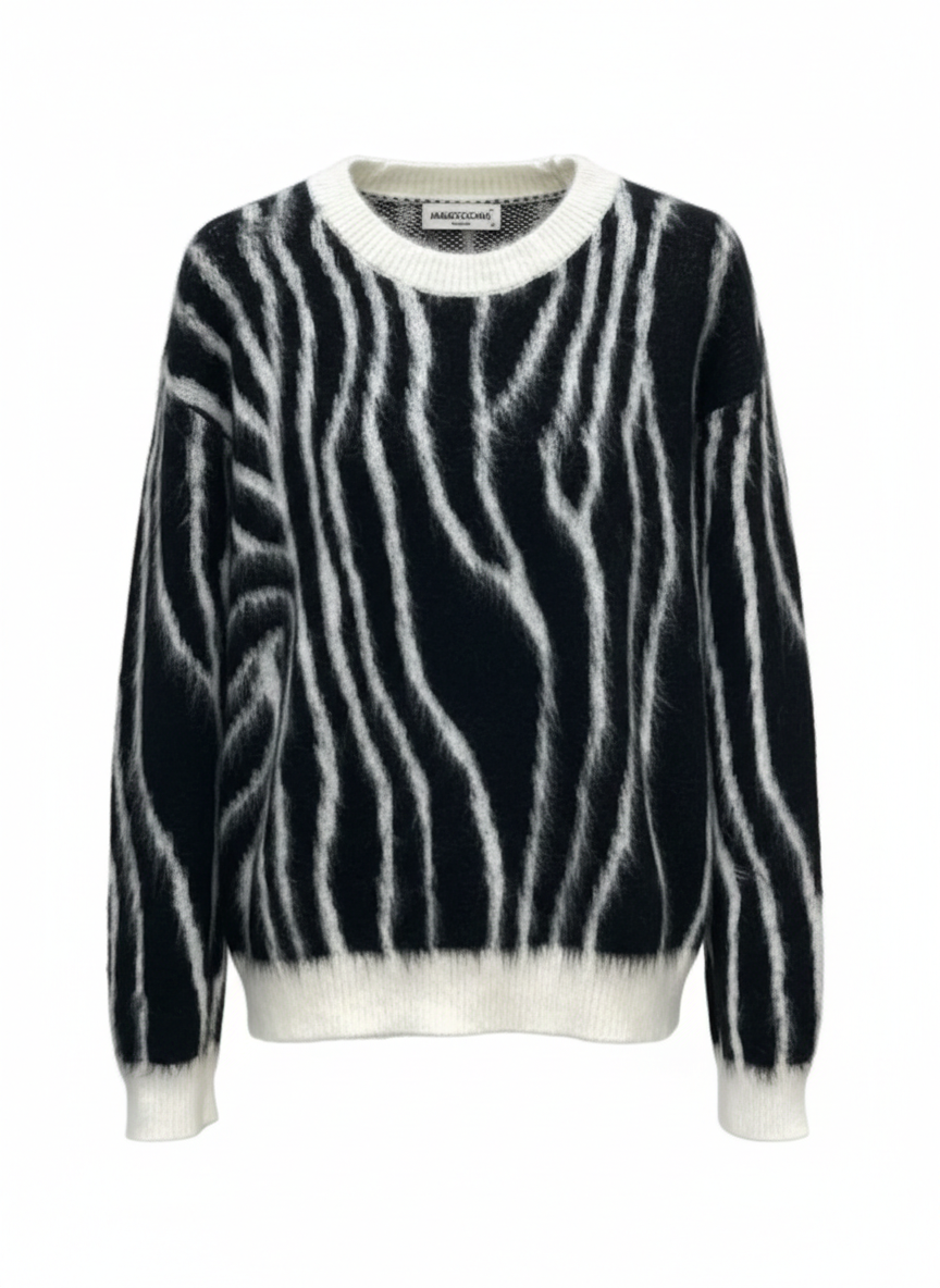 Pulover casual negru cu dungi orizontale albe, croială regular fit.