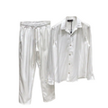Bărbat purtând un set casual alb fabricat în Italia, format din cămașă și pantaloni din material ușor elastic, cu șnur lung în talie
