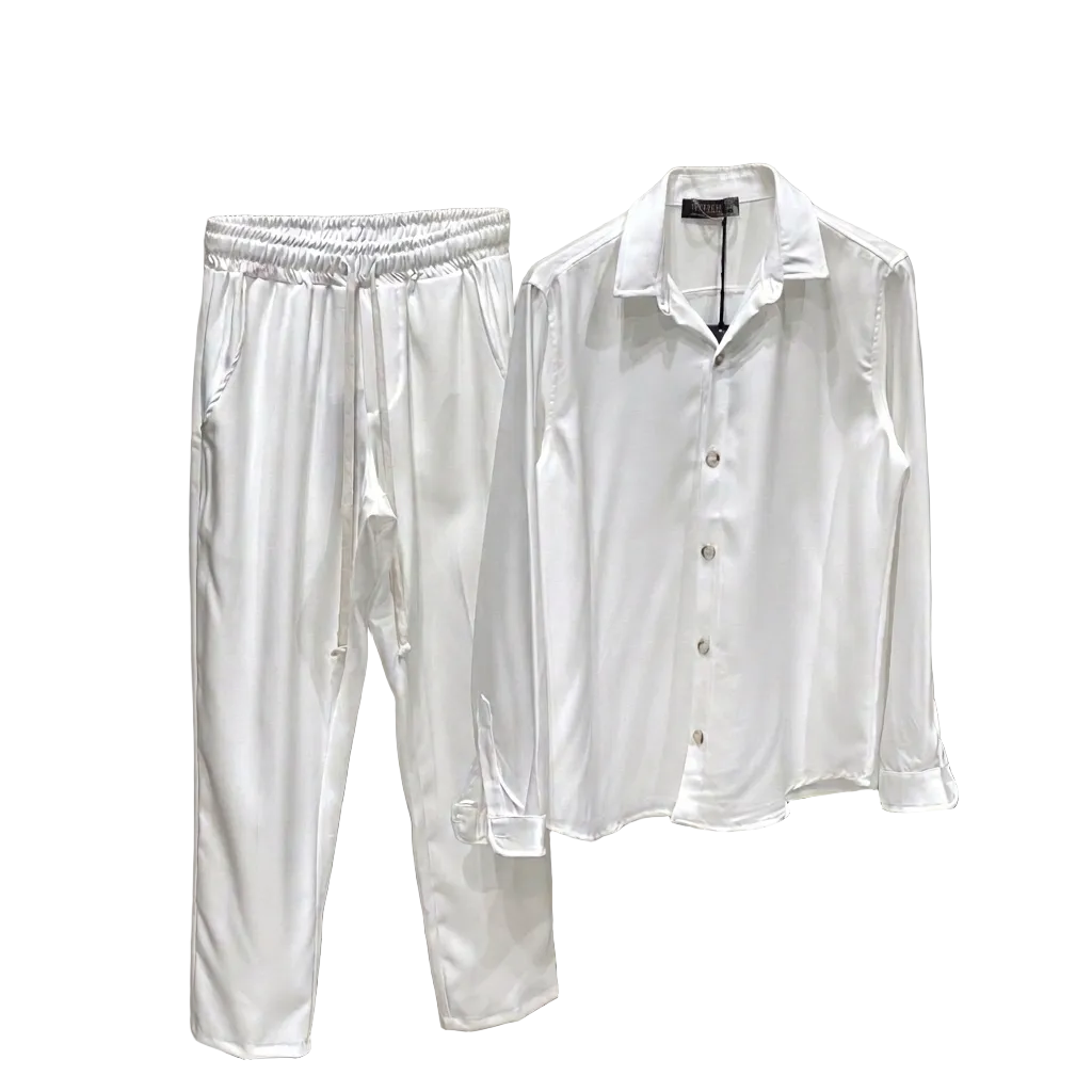 Bărbat purtând un set casual alb fabricat în Italia, format din cămașă și pantaloni din material ușor elastic, cu șnur lung în talie