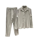 Bărbat purtând un set casual bej fabricat în Italia, format din cămașă și pantaloni din material ușor elastic, evidențiind șnurul lung din talie.