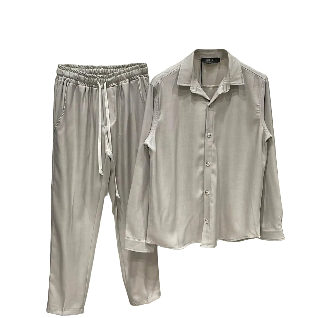 Bărbat purtând un set casual bej fabricat în Italia, format din cămașă și pantaloni din material ușor elastic, evidențiind șnurul lung din talie.