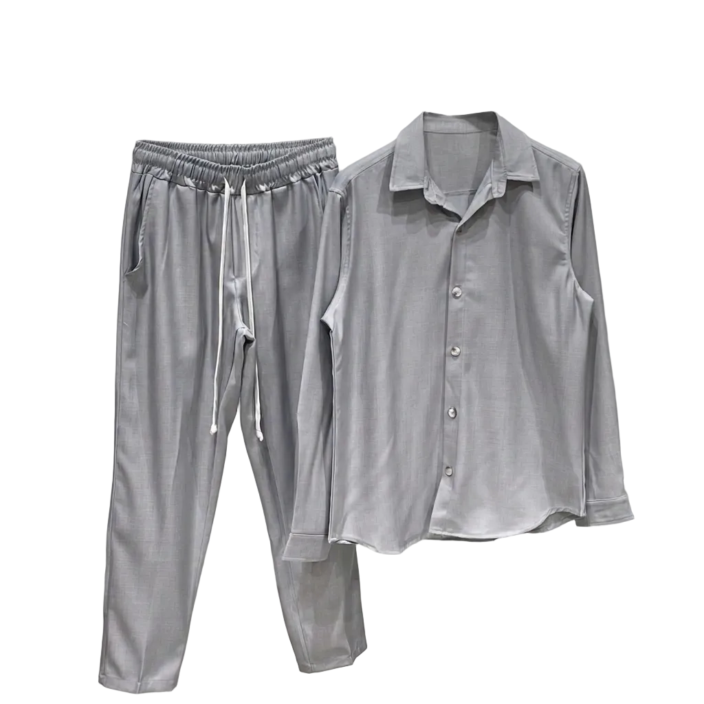 Bărbat purtând un set casual gri fabricat în Italia, format din cămașă și pantaloni din material ușor elastic, evidențiind șnurul lung din talie