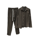 Bărbat purtând un set casual maro închis fabricat în Italia, format din cămașă și pantaloni din material ușor elastic, evidențiind șnurul lung din talie