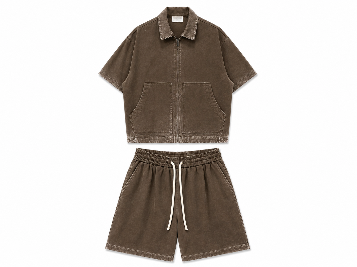 Adoptă un look streetwear cu acest set maro prespălat pentru bărbați! Jachetă cu mânecă scurtă, fermoar și pantaloni scurți din 100% bumbac. Comandă online!