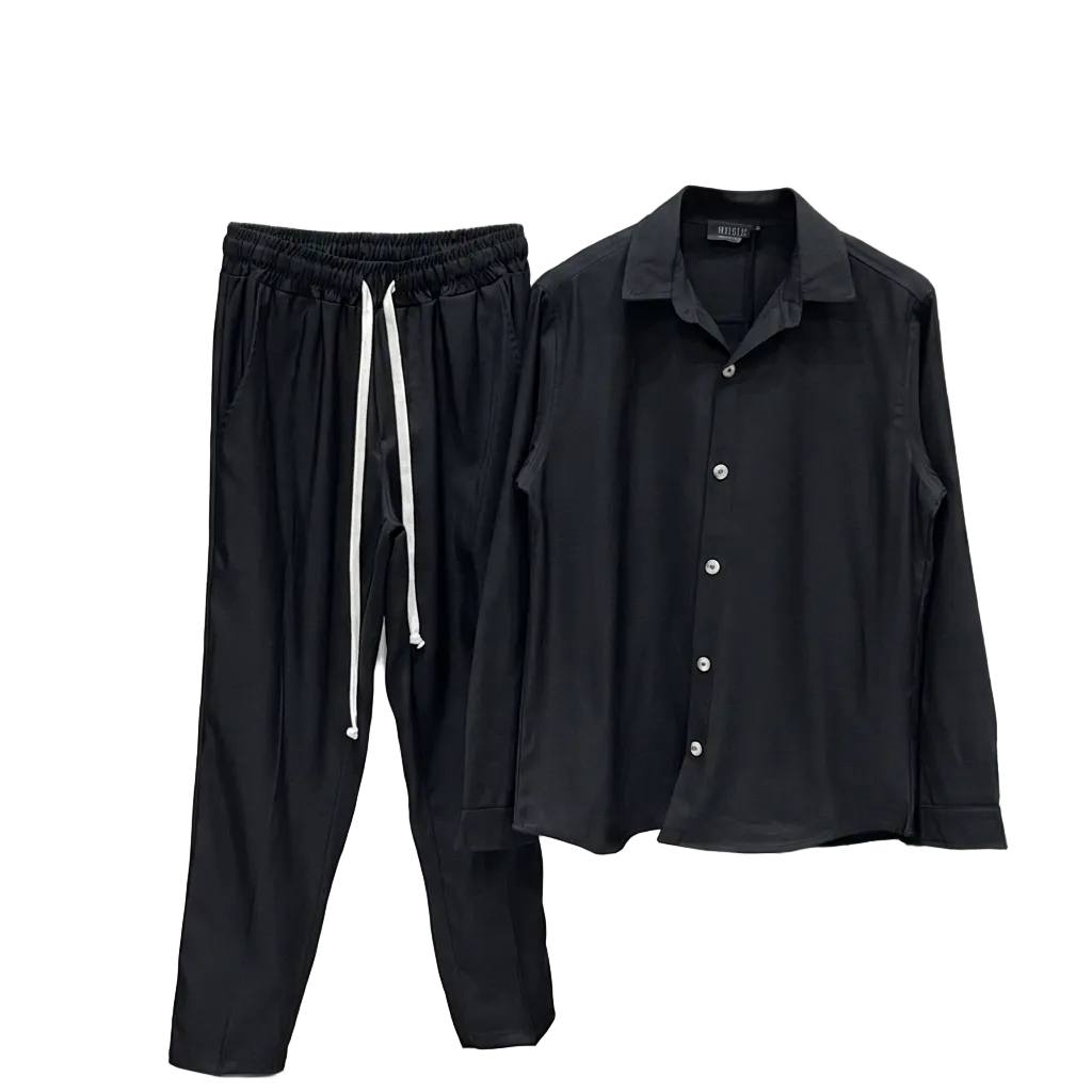 Bărbat purtând un set casual negru fabricat în Italia, format din cămașă și pantaloni din material ușor elastic, evidențiind șnurul lung din talie