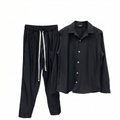 Set smart-casual pentru bărbați, format din cămașă și pantaloni ușor elastici, vedere de ansamblu