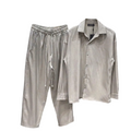 Bărbat purtând un set casual bej compus din cămașă și pantaloni lungi cu șnur în talie, dintr-un material ușor elastic