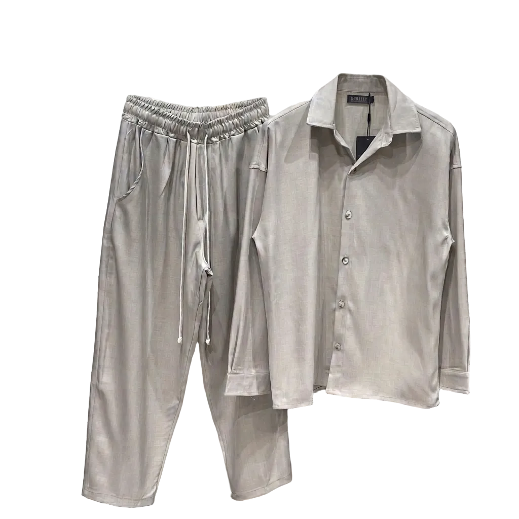 Bărbat purtând un set casual bej compus din cămașă și pantaloni lungi cu șnur în talie, dintr-un material ușor elastic