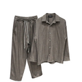 Bărbat purtând un set casual maro compus din cămașă și pantaloni lungi cu șnur în talie, dintr-un material ușor elastic