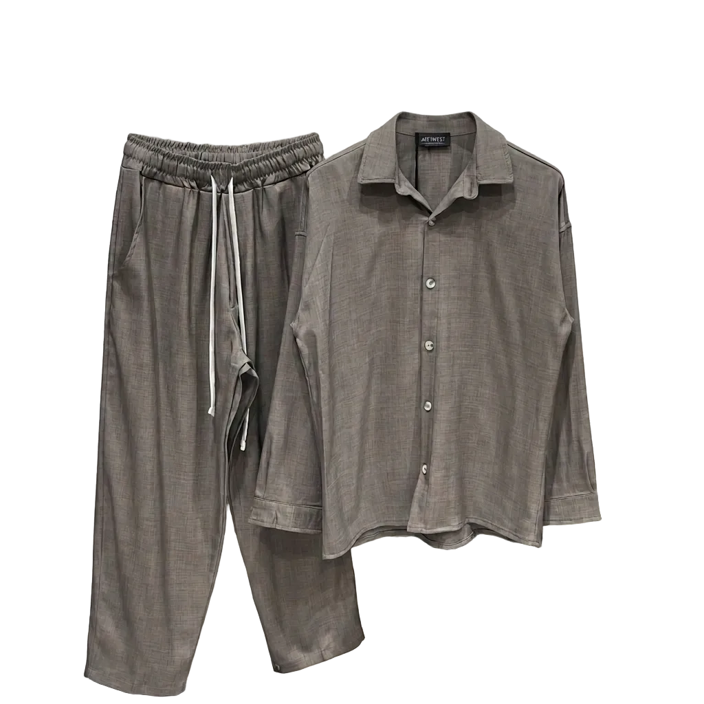 Bărbat purtând un set casual maro compus din cămașă și pantaloni lungi cu șnur în talie, dintr-un material ușor elastic