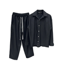 Bărbat purtând un set casual negru compus din cămașă și pantaloni lungi cu șnur în talie, dintr-un material premium elastic.