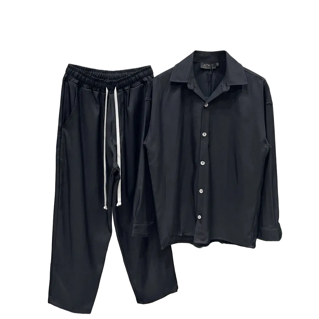 Bărbat purtând un set casual negru compus din cămașă și pantaloni lungi cu șnur în talie, dintr-un material premium elastic.