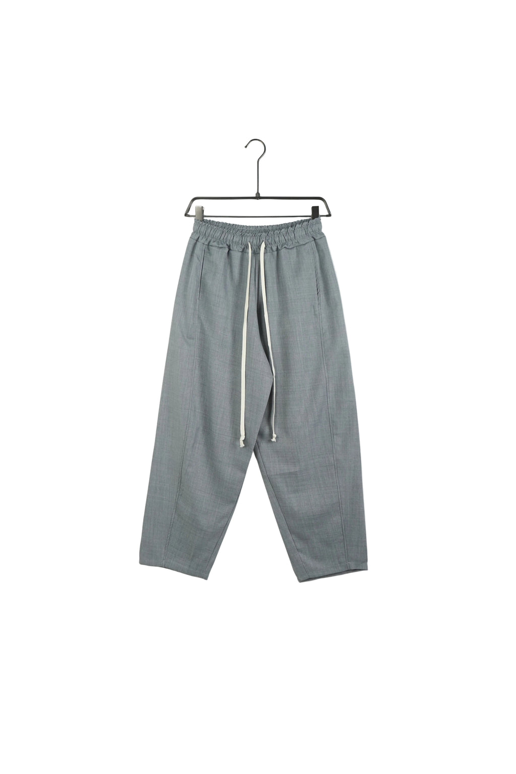 Set vestimentar gri cu croială largă, format dintr-un tricou polo cu fermoar și pantaloni ajustabili cu șiret lung
