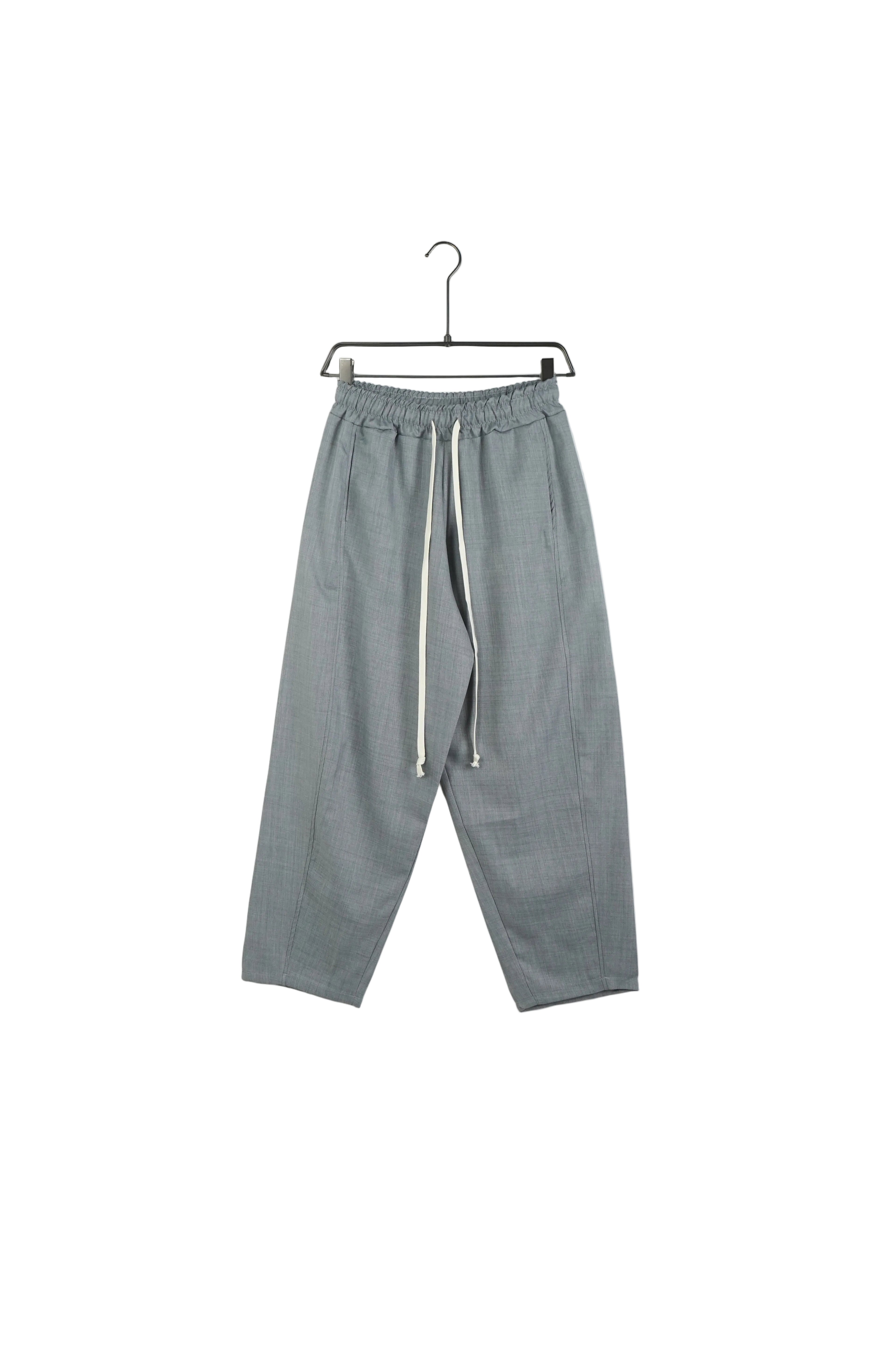 Set vestimentar gri cu croială largă, format dintr-un tricou polo cu fermoar și pantaloni ajustabili cu șiret lung