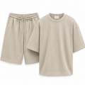 Set maro crem modern cu tricou și pantaloni scurți casual