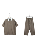 Set vestimentar maro cu croială largă, format dintr-un tricou polo cu fermoar și pantaloni ajustabili cu șiret lung