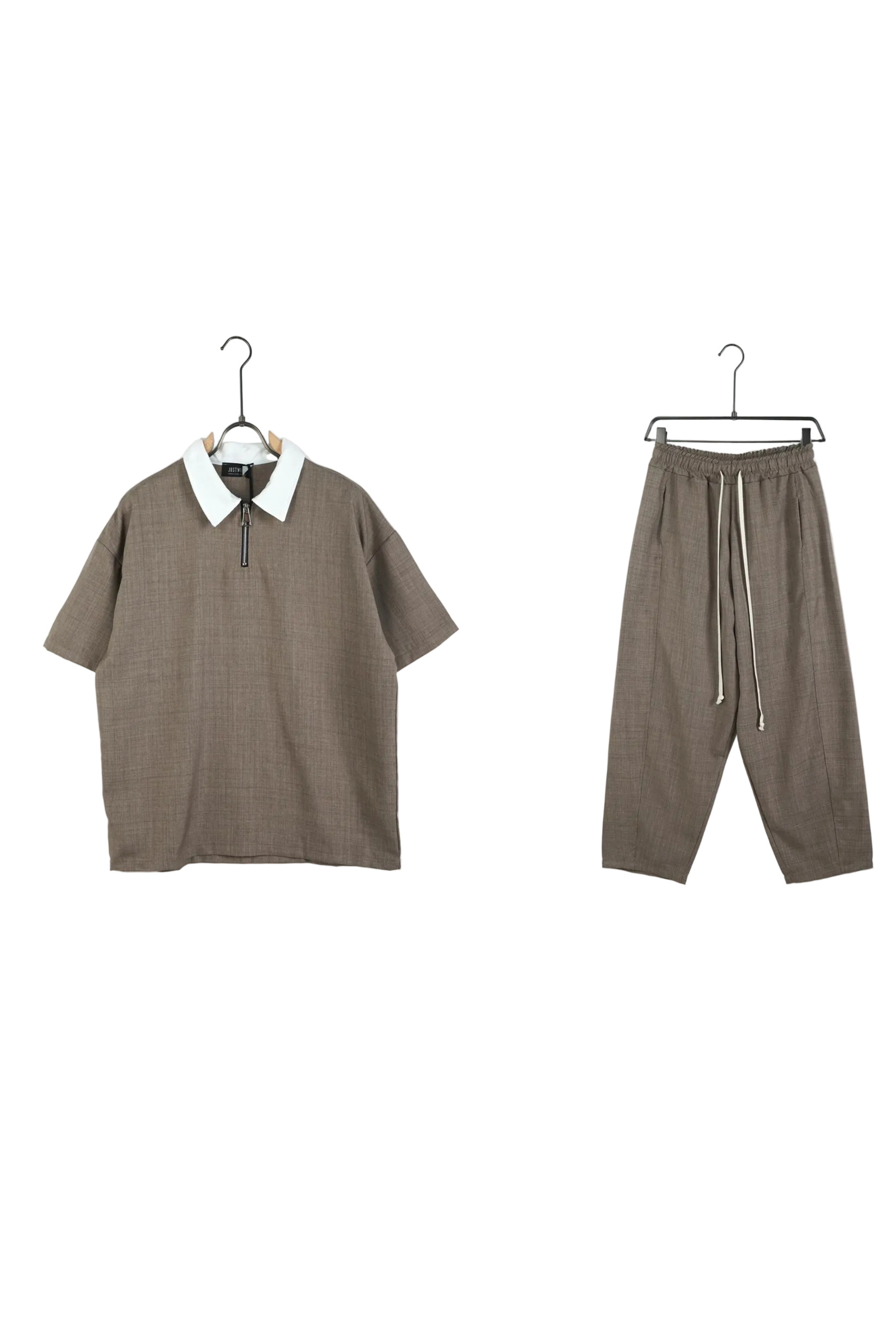 Set vestimentar maro cu croială largă, format dintr-un tricou polo cu fermoar și pantaloni ajustabili cu șiret lung