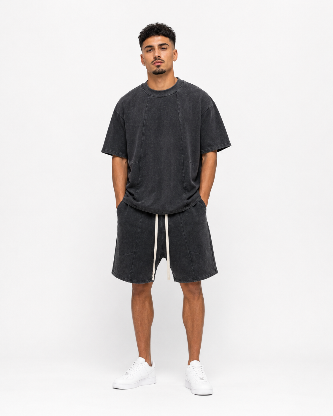Set negru degradé spre gri, cu aspect urban și detalii minimaliste moderne