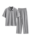 Set casual format din tricou polo și pantaloni gri închis, material texturat și design relaxat