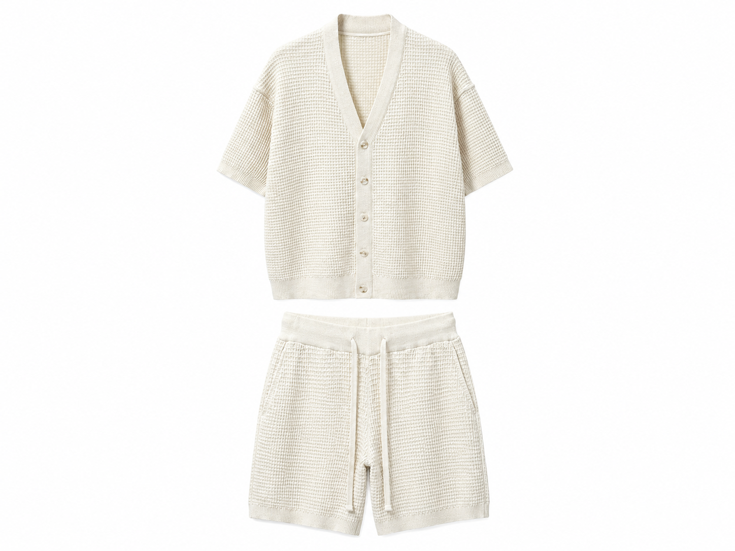 Set de vară tricotat pentru bărbați, confecționat din 100% bumbac, culoare alb fildeș cu textură tip fagure, format din cardigan cu nasturi și pantaloni scurți.