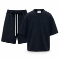 Set negru modern cu tricou și pantaloni scurți casual