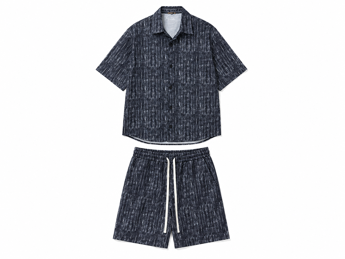 Set de vară pentru bărbați format din cămașă cu mânecă scurtă și pantaloni scurți, bleumarin cu textură striată și șnur lung alb, 100% poliester.