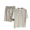 Bărbat purtând un set de vară crem din bumbac 100%, compus din tricou și pantaloni scurți cu șnur lung, ideal pentru zile călduroase
