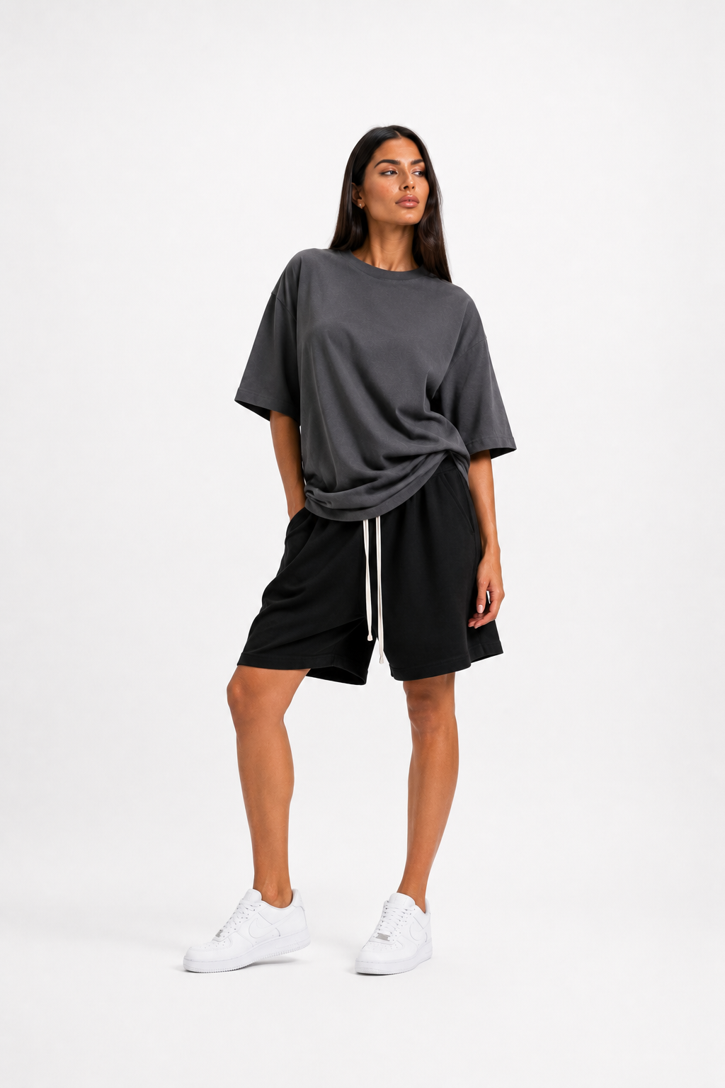 Outfit streetwear feminin cu tricou gri oversized și pantaloni scurți negri largi