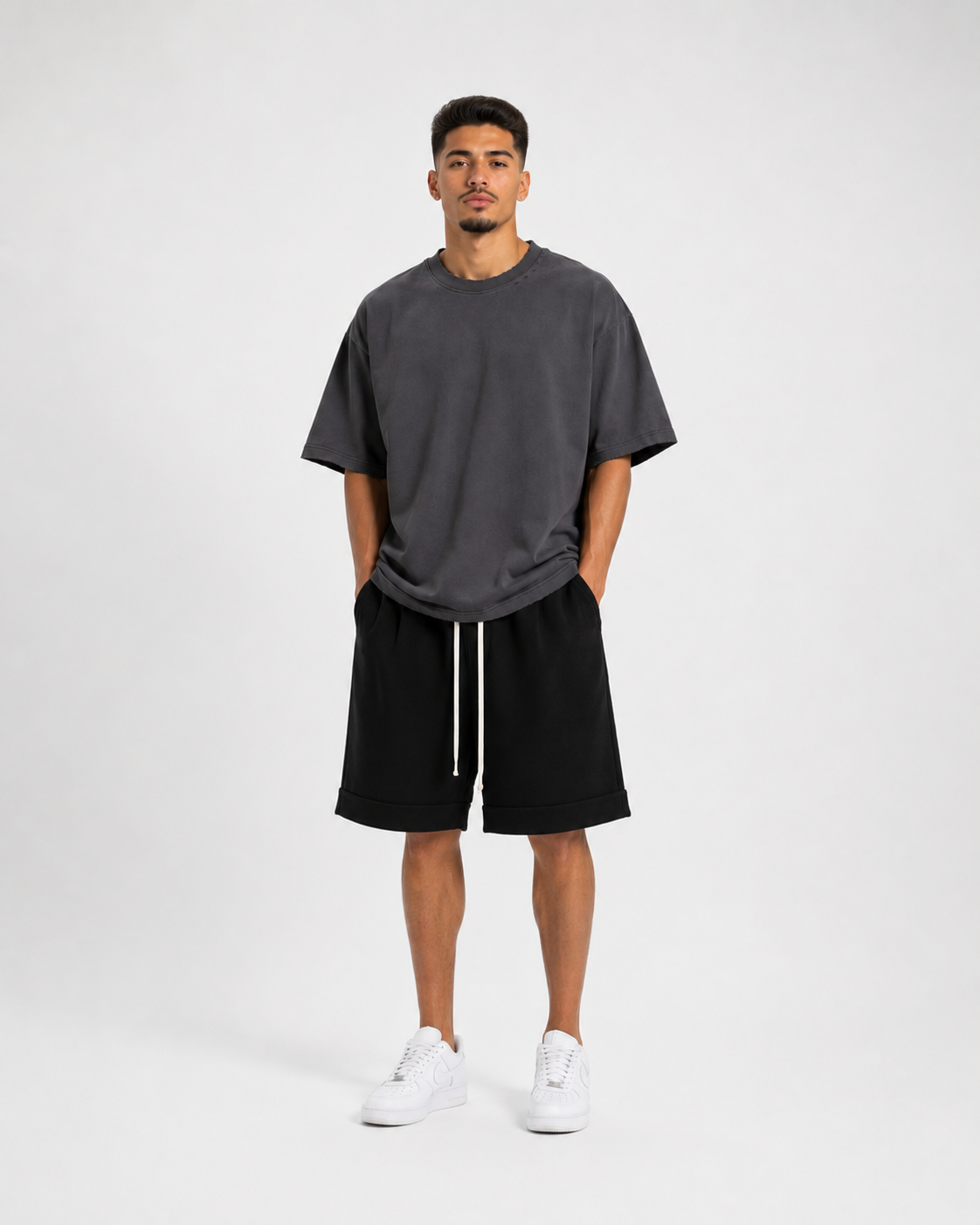 Outfit streetwear pentru bărbați cu tricou oversized charcoal distressed