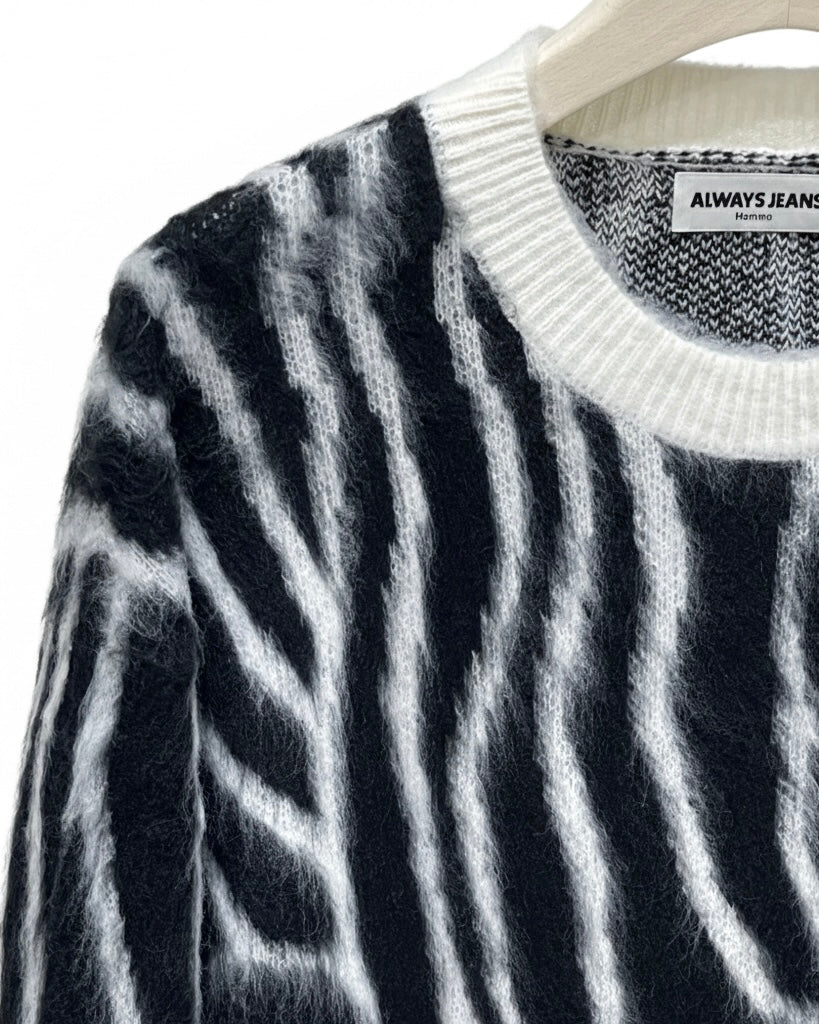 Detaliu cu textura fină a materialului negru cu dungi albe, amestec acril și poliamidă.