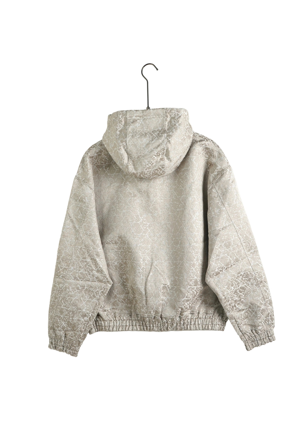 Ținută casual-chic cu hanorac bej satinat, ideal pentru un look relaxat dar sofisticat.