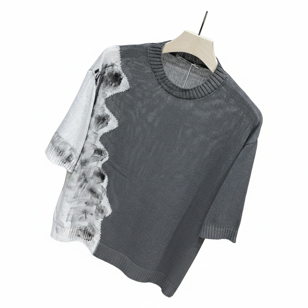 Ținută smart-casual cu tricou tricotat premium în nuanțe de gri și alb, asortat la blugi.