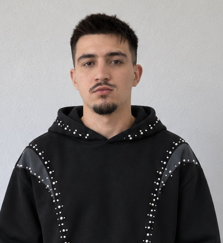 Detaliu glugă și aplicații albe ale hanoracului negru din treningul B1-046