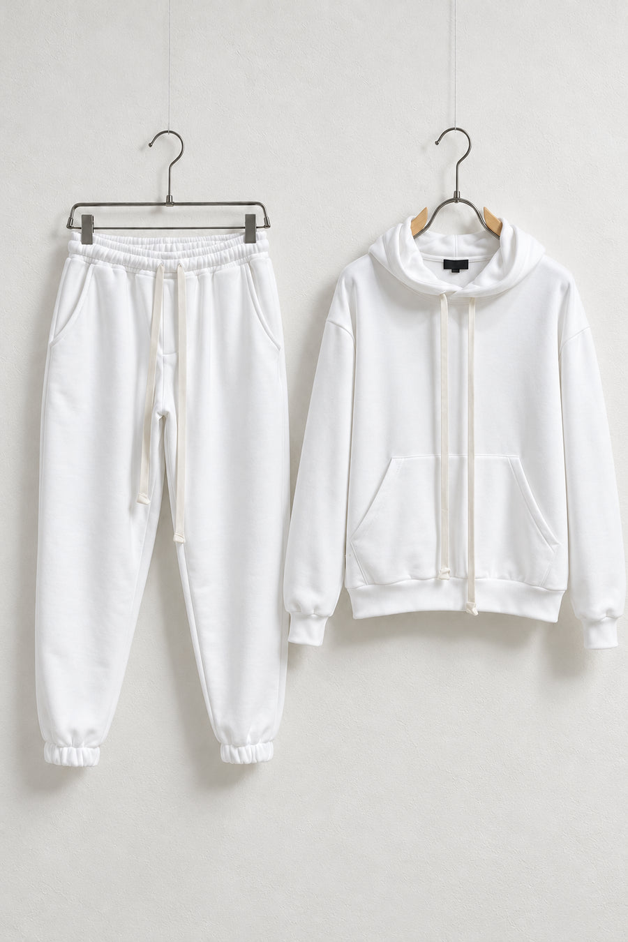 Trening alb pentru bărbați cu glugă și pantaloni jogger, set complet pe umerașe