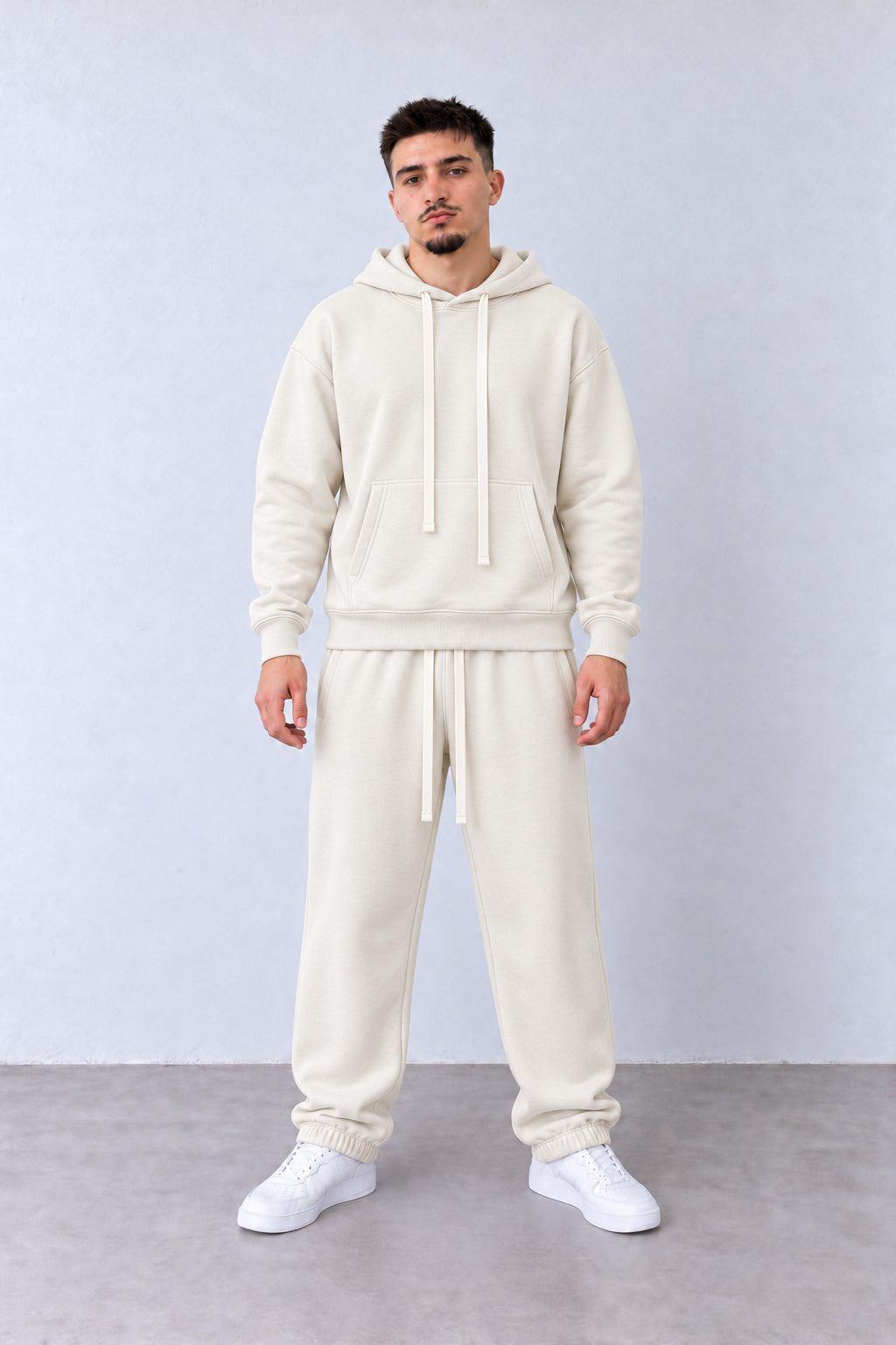 Trening Bărbați Crem cu Glugă și Pantaloni Jogger, vedere integrală pe model, în postură naturală.