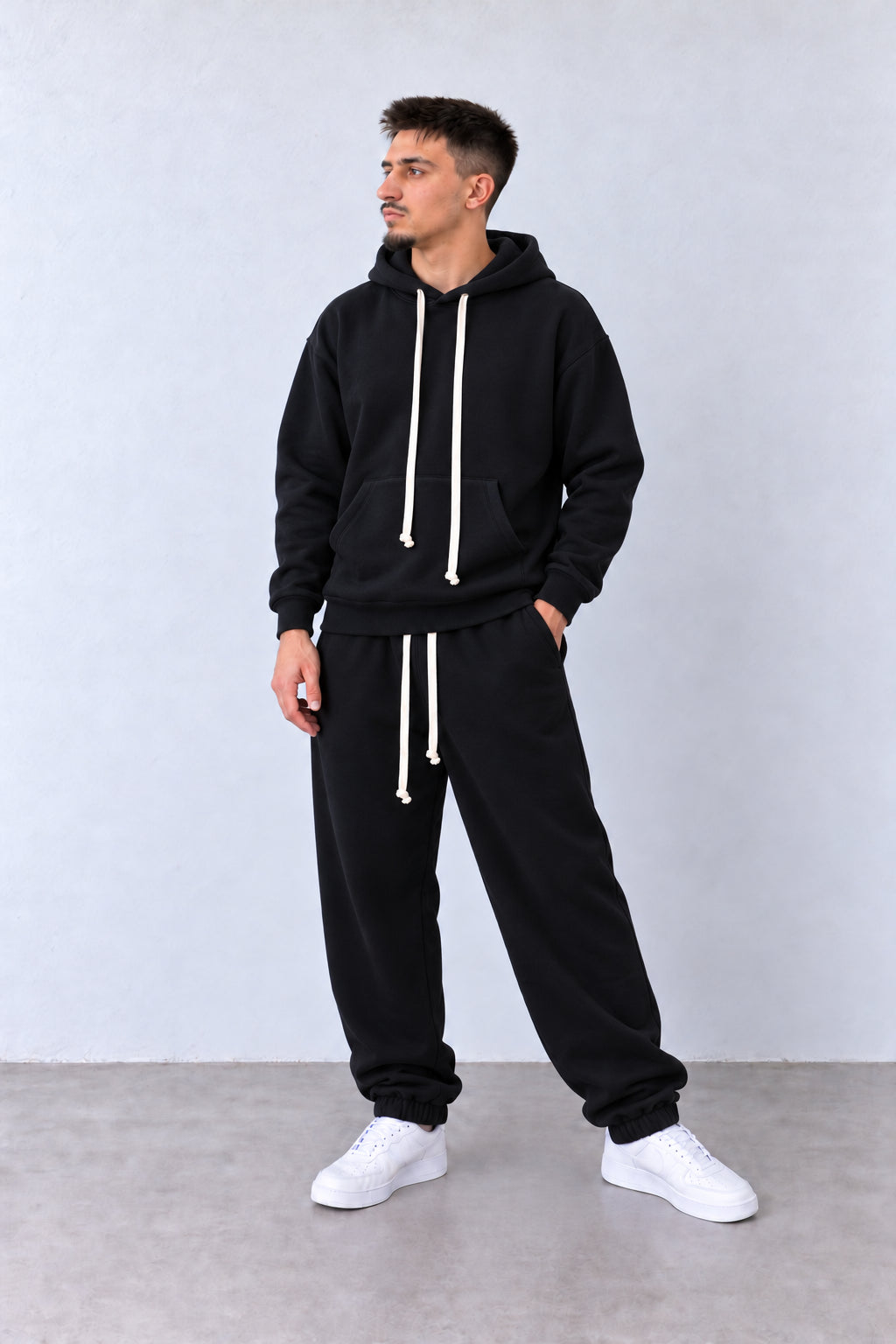 Trening Bărbați Negru cu Glugă și Pantaloni Jogger, vedere integrală pe model, în postură naturală.
