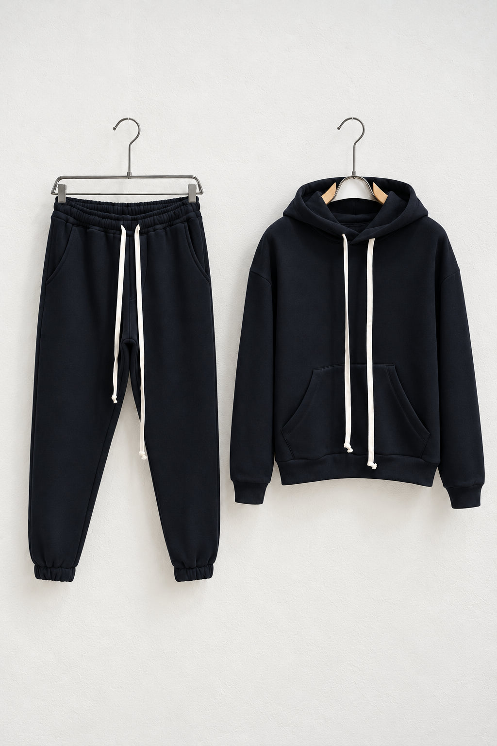 Trening negru pentru bărbați cu glugă și pantaloni jogger, set complet pe umerașe