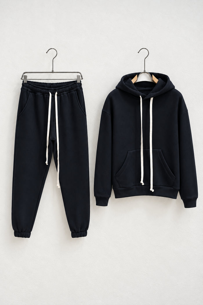 Trening negru pentru bărbați cu glugă și pantaloni jogger, set complet pe umerașe