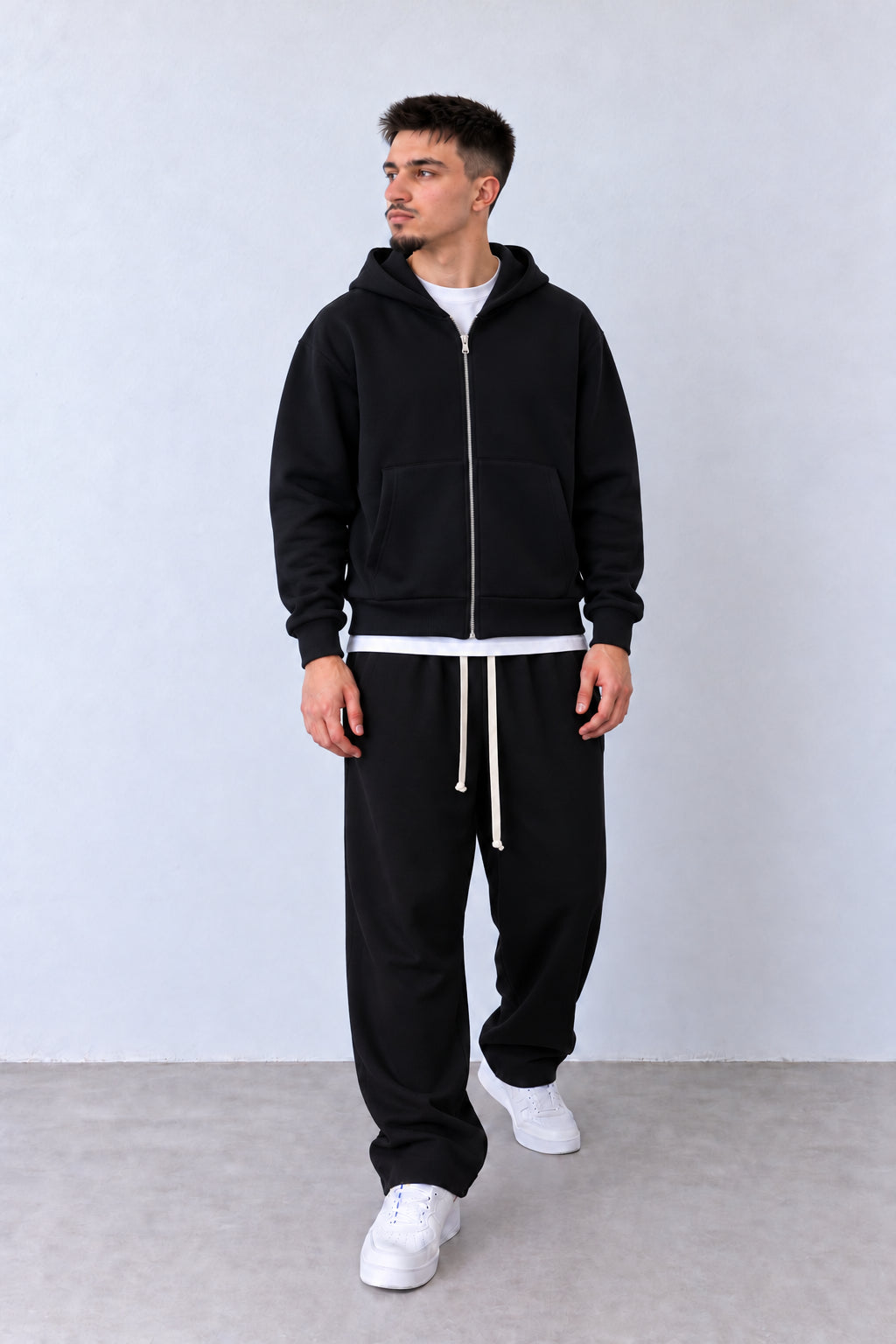 Trening Bărbați Negru Scuba cu Fermoar și Pantaloni Largi, vedere integrală pe model, în postură naturală.