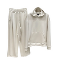 Bărbat purtând un trening casual bej, din material ușor elastic, evidențiind detaliul cu șnur lung din talie pentru un aspect streetwear