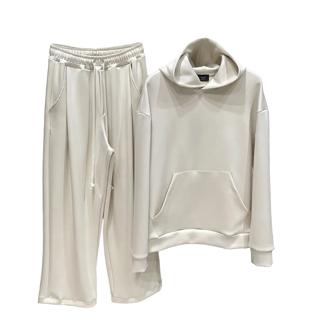 Bărbat purtând un trening casual bej, din material ușor elastic, evidențiind detaliul cu șnur lung din talie pentru un aspect streetwear