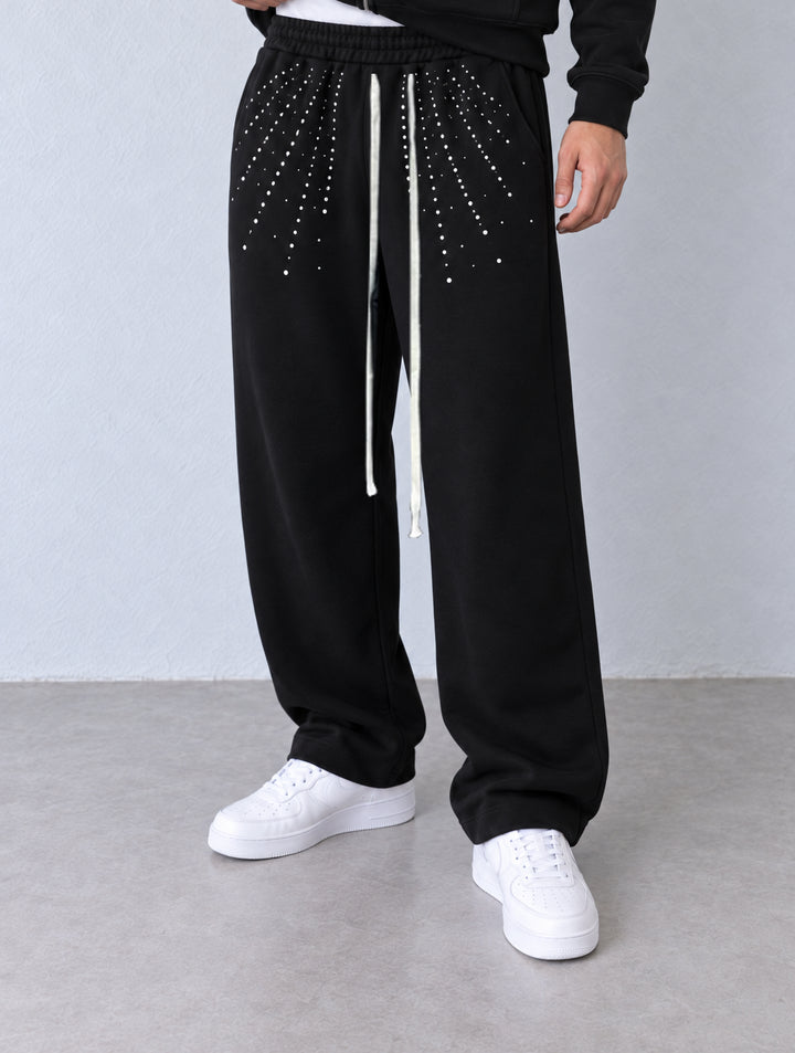 Pantaloni negri largi V3-1256A/B cu aplicații argintii și șnururi textile albe, vedere oblică