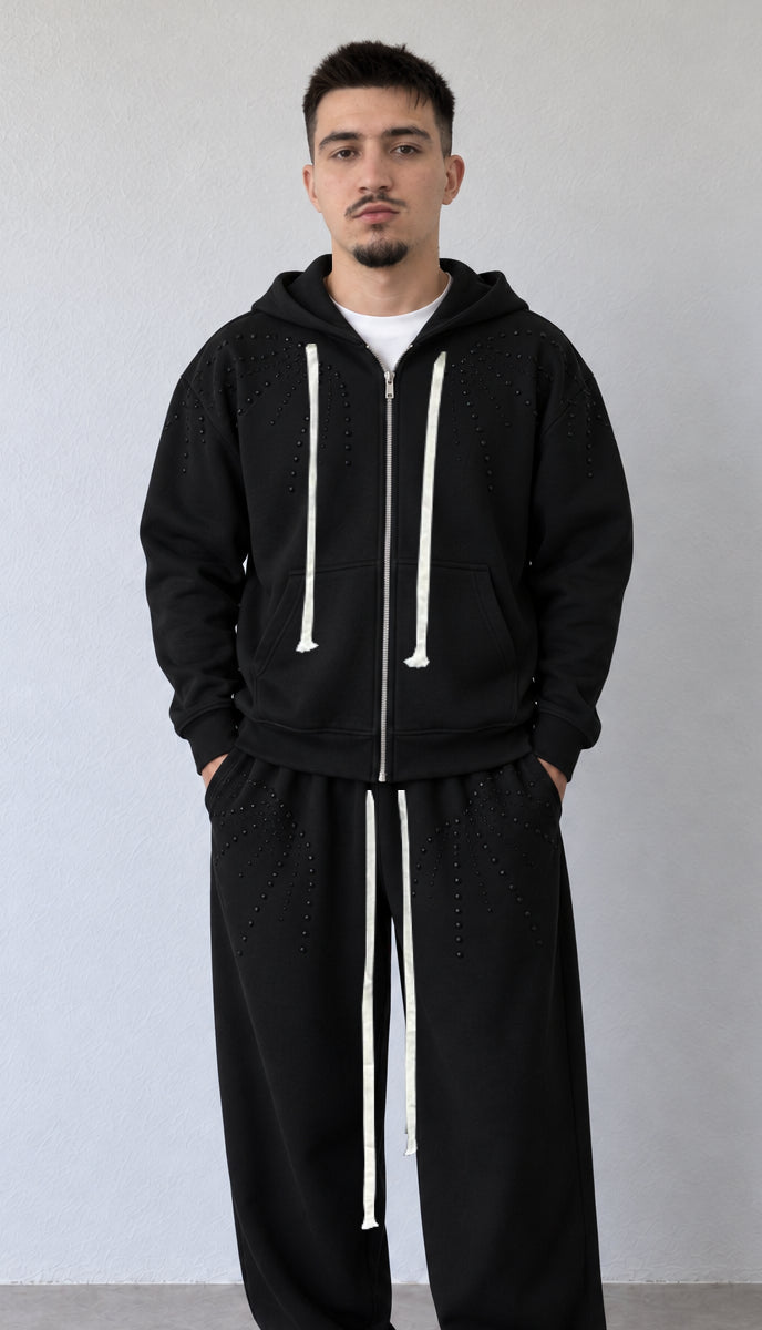 Detaliu hanorac negru cu fermoar și aplicații negre tonale V3-1256A/B, împreună cu pantalonii