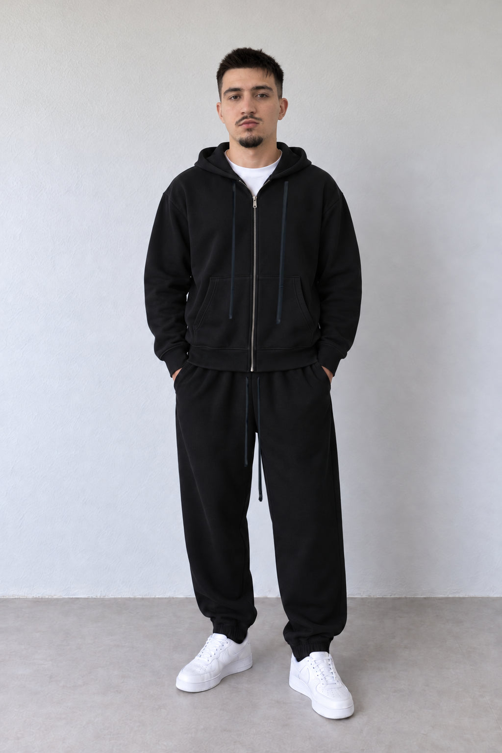 Trening negru 25608 pentru bărbați, hanorac cu fermoar și pantaloni jogger pe model