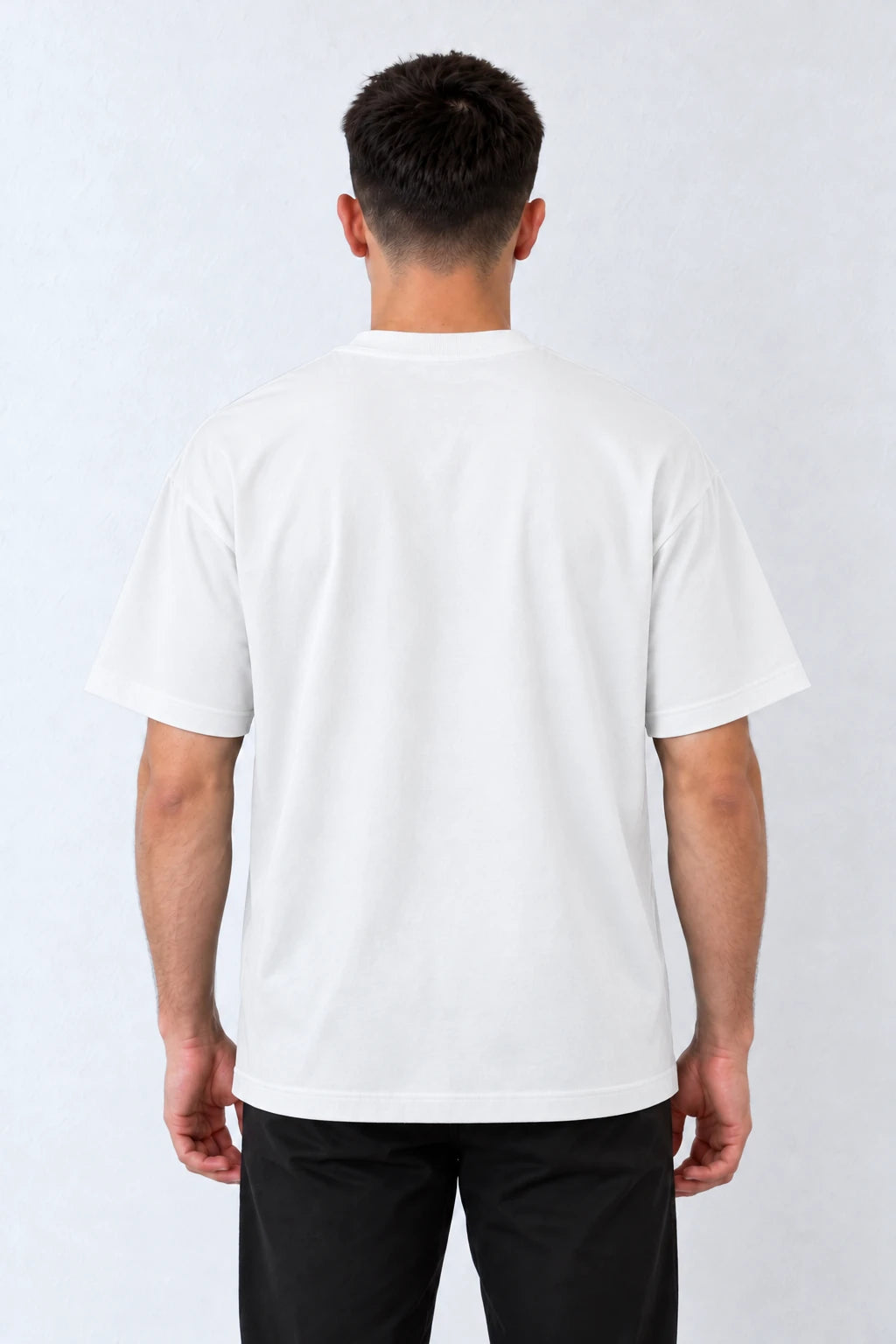 Tricou alb din bumbac pentru bărbați, L815002 cu croială lejeră, vedere apropiată a spatelui simplu.