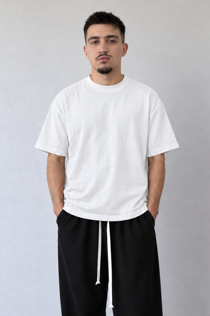 Tricou alb simplu din bumbac L815002, vedere apropiată din față cu guler rotund reiat, mâneci largi și tiv drept.