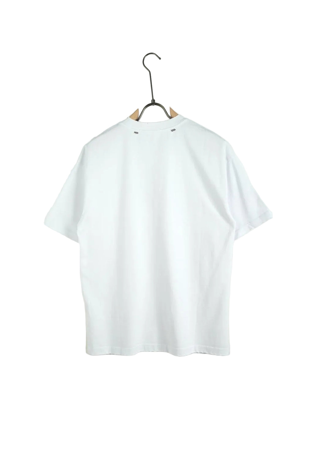 Tricou alb cu detalii rupte manual, design unisex potrivit pentru bărbați și femei, stil streetwear.