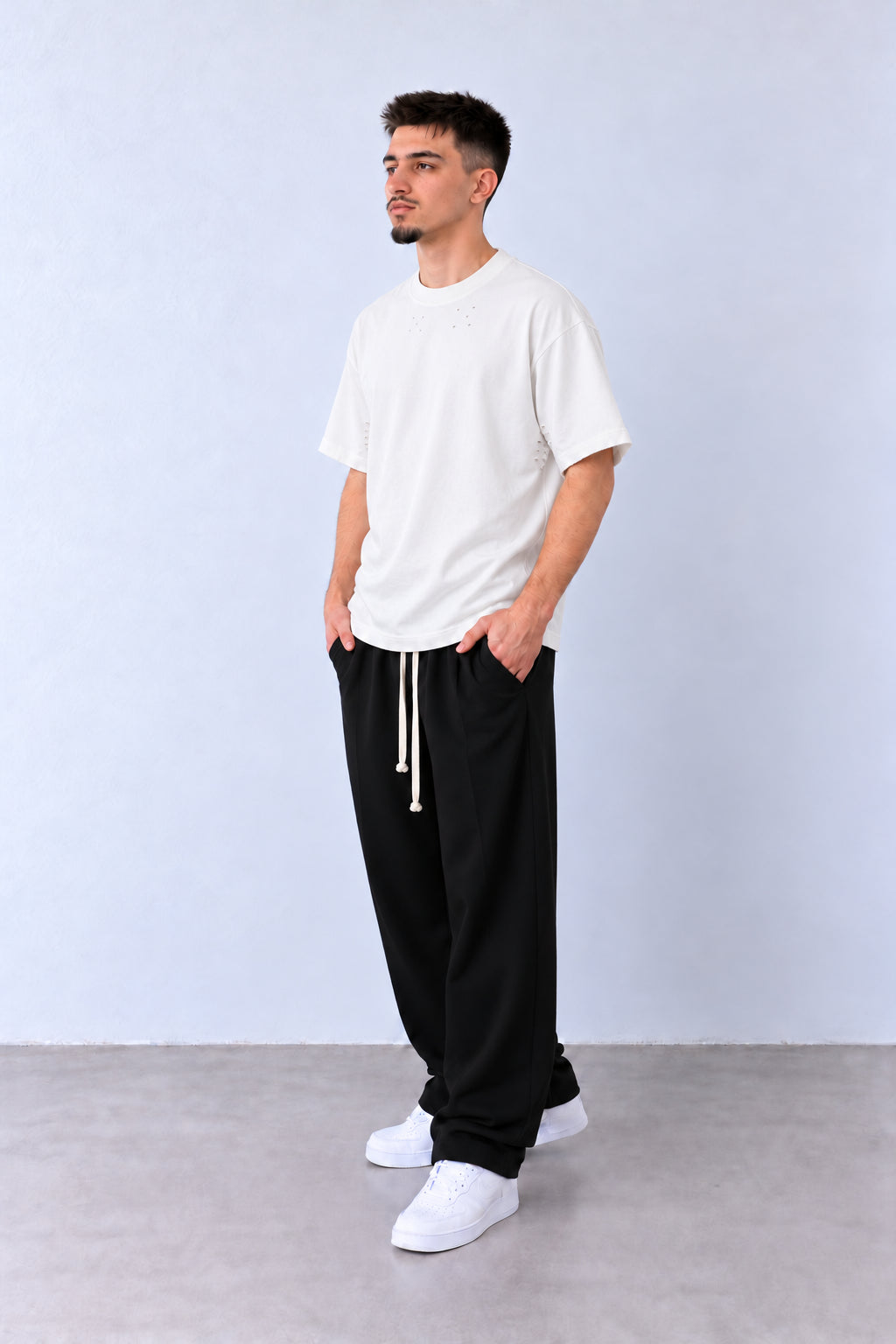 Tricou Bărbați Alb din Bumbac Rupturi, vedere integrală pe model cu capul ușor întors sau înclinat.